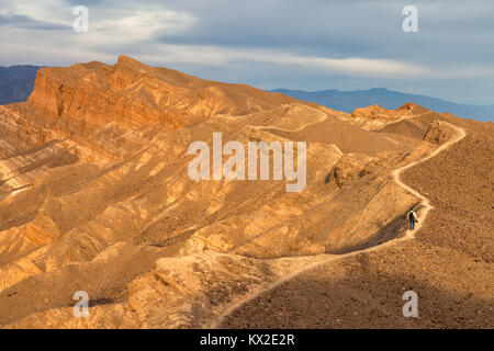 Ein Wanderer war wandern auf einem Trail auf der Spitze des Berges in Death Valley National Park, California, United States. Stockfoto