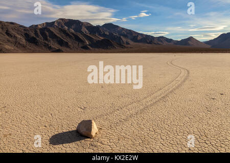 Die Verschiebbare Felsen, eine der natürlichen phänomenale Attraktion im Death Valley National Park, California, United States. Stockfoto