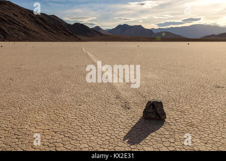 Die Verschiebbare Felsen, eine der natürlichen phänomenale Attraktion im Death Valley National Park, California, United States. Stockfoto