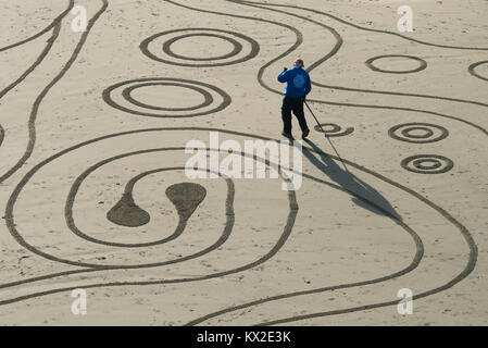 Sand artist Denny Dike, "Kreise im Sand", temporäre sand Labyrinth auf Bandon Strand, Bandon, Oregon Küste Stockfoto