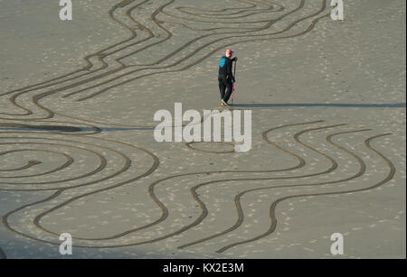 Sand artist Denny Dike, "Kreise im Sand", temporäre sand Labyrinth auf Bandon Strand, Bandon, Oregon Küste Stockfoto