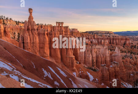 Sonnenaufgang über den Hoodoos im Bryce Canyon National Park, Utah, USA, im Winter. Stockfoto