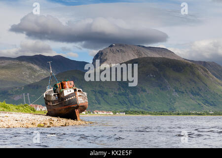 Ben Nevis. Der Blick über Loch Linnhe über einem verlassenen Boot in Richtung Ben Nevis, den höchsten Berg in Großbritannien. Stockfoto