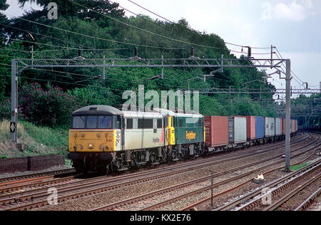 Ein paar der Klasse 86 elektrische Lokomotiven Nummern 86633 86426 Wulfrun'' und fahren Sie in Richtung Norden entlang der West Coast Main Line mit einem freightliner an Carpenders Park. 16. Juli 2002. Stockfoto