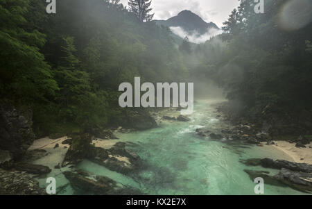 Der Fluss Soca in Slowenien an einem nebligen Tag Stockfoto