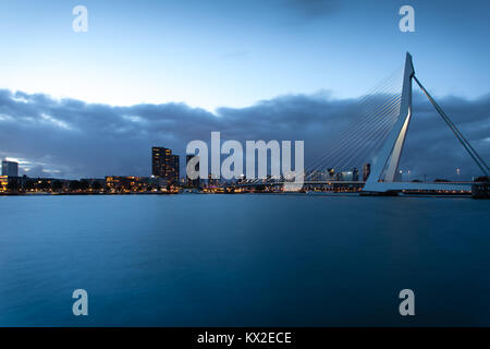 Die ikonische Brücke über die Maas in der Morgendämmerung in Rotterdam in den Niederlanden. Stockfoto