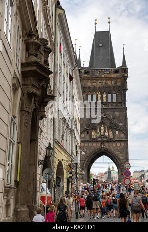 Die gotische Altstadt Brücke Turm am Eingang zur Karlsbrücke in Prag Stockfoto