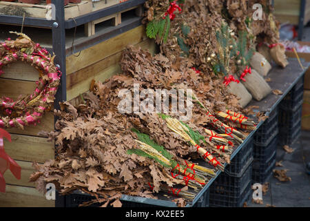 Badnjak, die auf dem Markt in Belgrad, Serbien verkauft Stockfoto