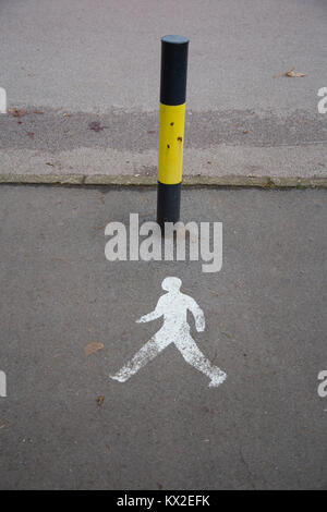 Schwarz und Gelb und weiß lackierten Silhouette der Männer auf einer Straße in Zemun, Belgrad, Serbien Stockfoto