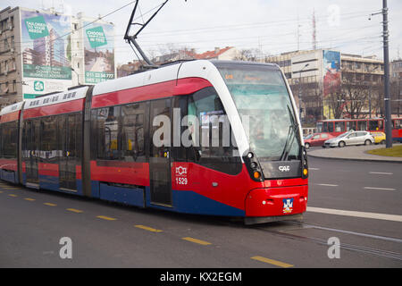 Neue rote CAF URBOS 3 Straßenbahn auf Slavija Platz in Belgrad, Serbien Stockfoto