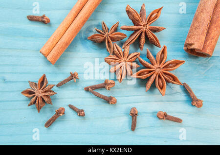 Sternanis, Zimt und Nelken auf einem nintage Hintergrund. Selektive konzentrieren. Stockfoto