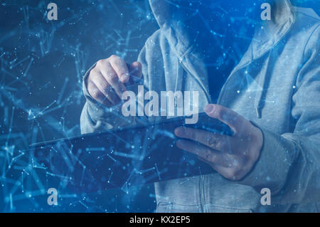 Die Kriminellen, Person mit einem Tablet in deep web Cyberspace. Internet Kriminalität Konzept. Stockfoto