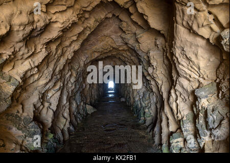 Rock Tunnel bei São Martinho do Porto, Portugal. Vom Hafen durch die Klippen auf den Atlantischen Ozean. Stockfoto