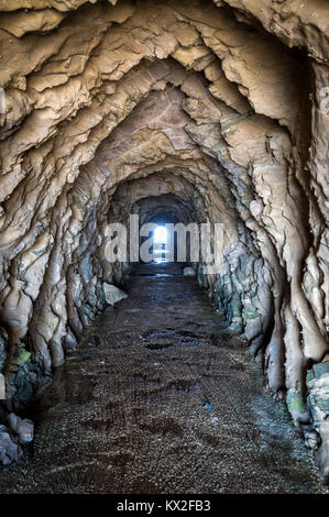 Rock Tunnel bei São Martinho do Porto, Portugal. Vom Hafen durch die Klippen auf den Atlantischen Ozean. Stockfoto