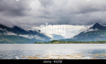 Loch Leven. Der Blick über Loch Leven der Pap von Glencoe in den schottischen Highlands. Loch Leven ist ein Meer Loch an der Westküste von Schottland. Stockfoto