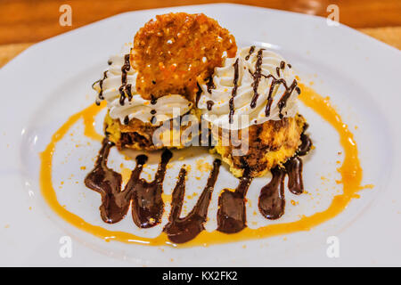 Somloi Galuska. Traditionelle ungarische Dessert mit Sahne und Schokolade. Stockfoto