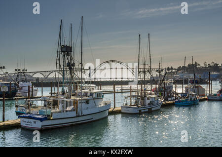 Yaquina Bay Bridge markiert den Eingang zum Hafen von Newport Oregon Stockfoto