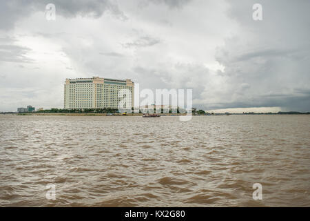 Ein Luxus Hotel, am Ufer des Flusses an der Mündung conflux von Tonle Sap und Mekong in Phnom Penh, Kambodscha, Südostasien Monsun gebaut Stockfoto