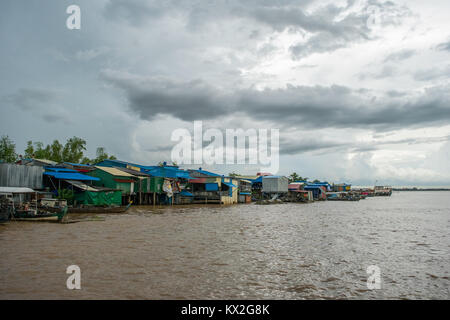 Eine kleine Barackensiedlung, hausbesetzer Beilegung von armen Häuser aus Holz und Wellblech, Hütten Hütten neben Mekong, Phnom Penh Kambodscha Stockfoto