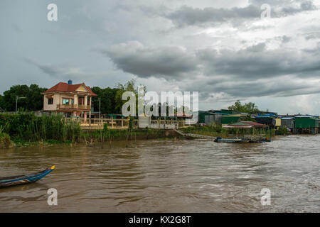 Eine schöne reiche Haus neben einem Slum Elendsviertel Wellblech Hütten am Ufer des Mekong, in der Nähe von Phnom Penh, Kambodscha, Asien Stockfoto