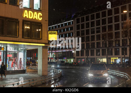 München, Deutschland - Dezember 17, 2017: ADAC-Logo auf ihren downtown München Büro während einer verschneiten Nacht genommen. Der ADAC ist der größte Automobilclub i Stockfoto