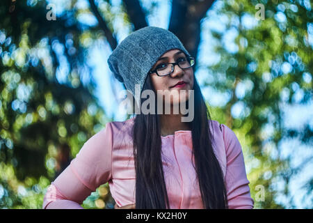 Mädchen mit Brille in die Kamera schaut. Stockfoto