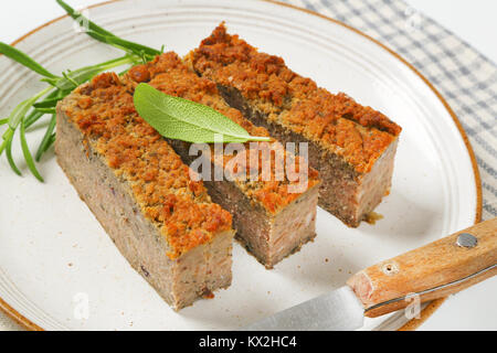 Scheiben Ofen gebackenes Schweinefleisch und Leber Hackbraten auf Platte Stockfoto