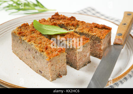 Scheiben Ofen gebackenes Schweinefleisch und Leber Hackbraten auf Platte Stockfoto