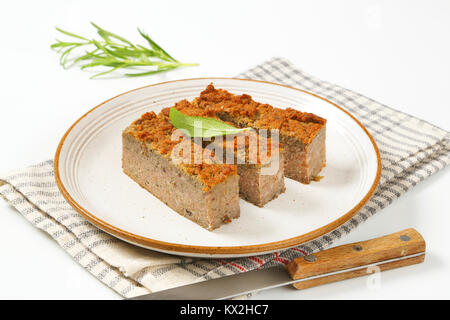 Scheiben Ofen gebackenes Schweinefleisch und Leber Hackbraten auf Platte Stockfoto