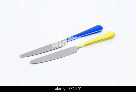 Zwei Messer, ein mit blauen Griff, der Andere mit gelber Griff Stockfoto