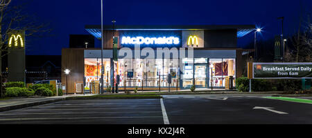 SWINDON, Großbritannien - 7. JANUAR 2018: MCDONALD'S Restaurant in der Nacht in Swindon, Wiltshire, Großbritannien Stockfoto