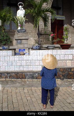 Die Frau in der Nähe von Kathedrale in Nha Trang, Vietnam Stockfoto