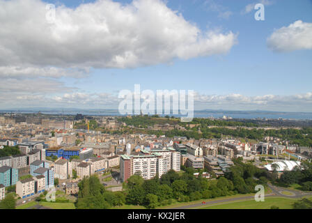 Blick auf Edinburgh im Sommer von Salisbury Crags, Vereinigtes Königreich Stockfoto