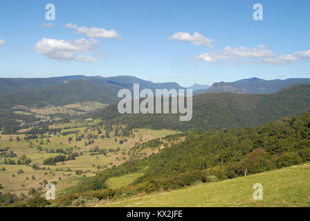 Blick auf Numbinbah Valley und Mt Warnung von Rosins Lookout, Beechmont, Australien Stockfoto