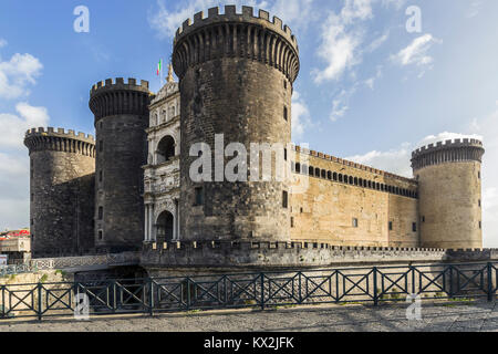 Blick auf das Castel Nuovo in Piazza Municipio von Neapel Stockfoto