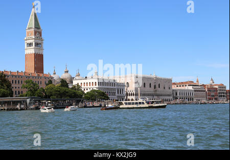 Venedig, Italien - 14 Juli 2016: Saint Mark Bell Turm namens CAMPANILE DI SAN MARCO in italienischer Sprache und die Alten herzoglichen Palast Stockfoto