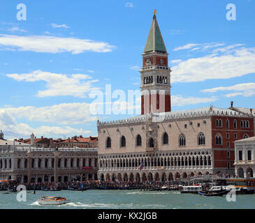 Venedig, Italien - 14 Juli 2016: Saint Mark Bell Tower und der alten Palast, Palazzo Ducale Stockfoto