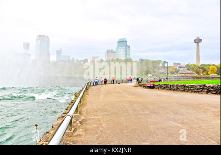 Niagara Falls, USA - Oktober 13, 2013: Blick auf den Niagara River an der vorderen auf die Niagara Fälle von amerikanischer Seite im Herbst am 13. Oktober 2013. Stockfoto