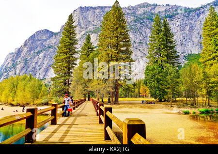 Yosemite National Park, USA - Oktober 11, 2017: Blick auf das Yosemite Tal mit einigen Touristen, die im Yosemite National Park im Herbst. Stockfoto