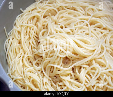 Gekocht und Abgetropft spaghetti Nudeln in Sieb Stockfoto