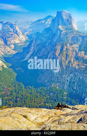 Yosemite National Park, USA - Oktober 11, 2017: Besucher mit Blick auf den Glacier Point im Yosemite National Park im Herbst. Stockfoto