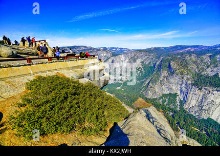 Yosemite National Park, USA - Oktober 11, 2017: Besucher mit Blick auf den Glacier Point im Yosemite National Park im Herbst. Stockfoto