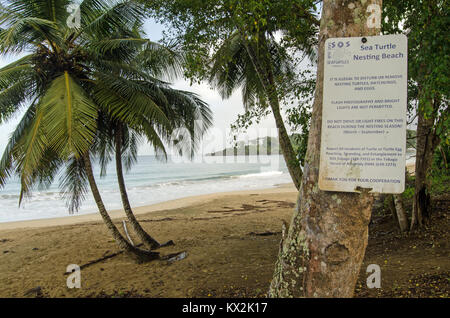 STONEHAVEN, TRINIDAD UND TOBAGO: Januar 6, 2018: im Stonehaven Bay an der Karibischen Insel Tobago Zeichen Warnung, dass der Strand ist einer der wenigen Stockfoto