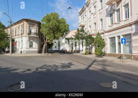 Jewpatoria, Republik Krim, Russland - Juli 19, 2017: Kreuzung von Karaev und Revolution Straßen in Jewpatoria, Krim Stockfoto