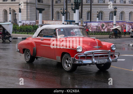 Ein altes Cabrio Modell, zirkuliert in der Nähe des Capitol in Havanna, Kuba Stockfoto