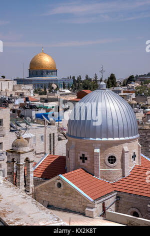 Blick auf die Kuppeln der Tempel, von der Dachterrasse in Jerusalem, Israel Stockfoto