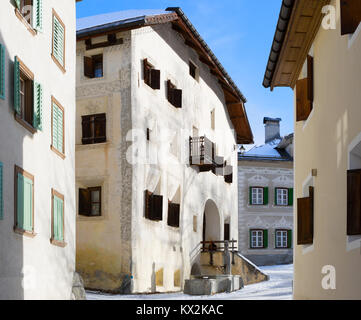 Eine typische Häuser im älteren Teil von Guarda, Schweiz Guarda ist es eines der am besten erhaltenen und typischen Dörfern des Unterengadins. Stockfoto