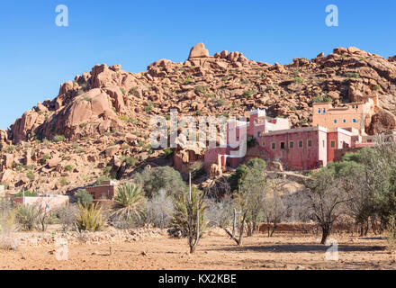 Dorf in der Nähe von Tafraout im zentralen Teil des Anti-Atlas Gebirge, Marokko. Stockfoto