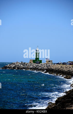 Steuerbord grün Leuchtturm auf der Mole am Eingang zum Hafen von Freemantle Stockfoto