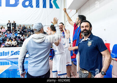 Dezember 9, 2017: Ronald Anzur - physische Trainer (CSM Steaua Bukarest) im Vordergrund und die steaua Spieler auf Hintergrund Catalin Baciu #26 (CSM Steaua Bukarest) Dragan Zekovic Nr. 27 (CSM Steaua Bukarest) und Victor Petrache Nr. 13 (CSM Steaua Bukarest) während der LNBM - Men's National Basketball League Spiel zwischen CSM Steaua Bukarest und U BT Cluj Napoca im Sala Regimentul de Garda "ihai Viteazul", Bukarest, Rumänien ROU links. Copyright: Cronos/Catalin Soare Stockfoto